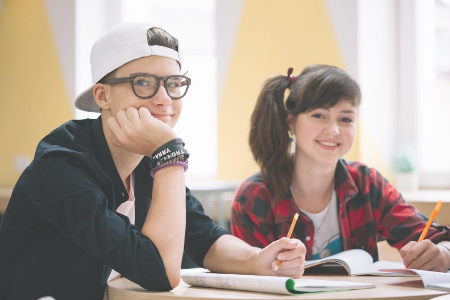 Finanzanalyst arbeitet mit Berechnungen und Grafiken