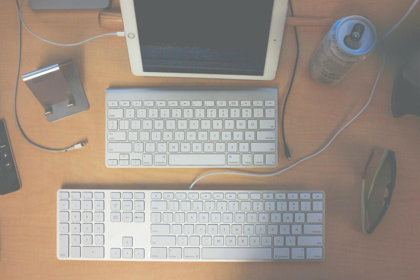 Teilnehmer während einer praktischen Finanzanalyse-Übung mit modernen Analysewerkzeugen