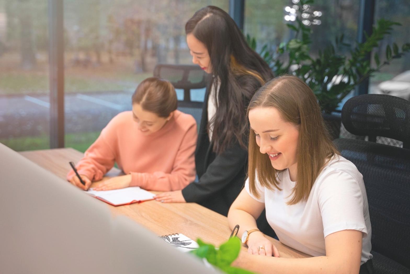 Beratungssituation mit Finanzunterlagen und modernen Analysewerkzeugen