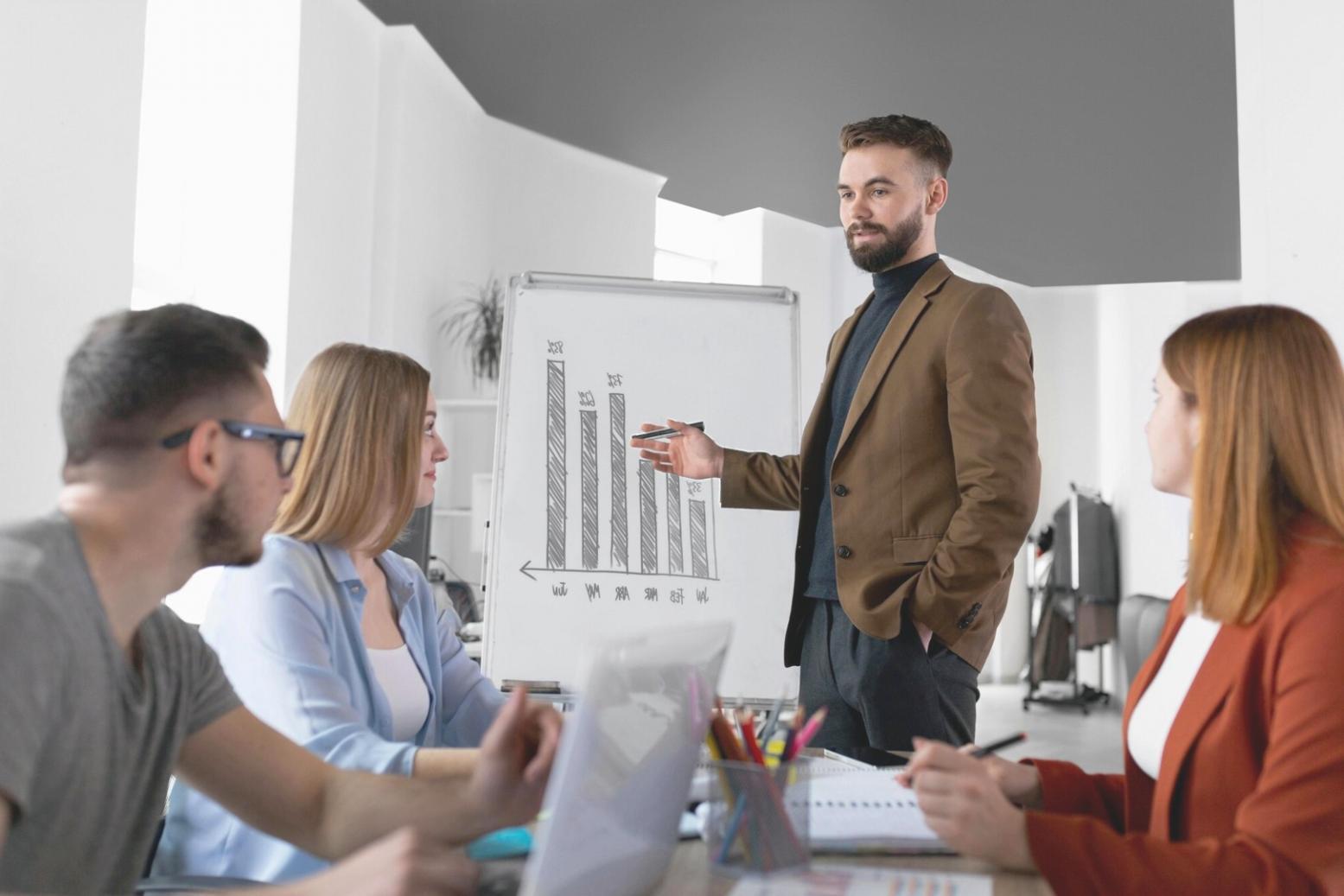 Teilnehmer beim gemeinsamen Erarbeiten von Finanzkonzepten