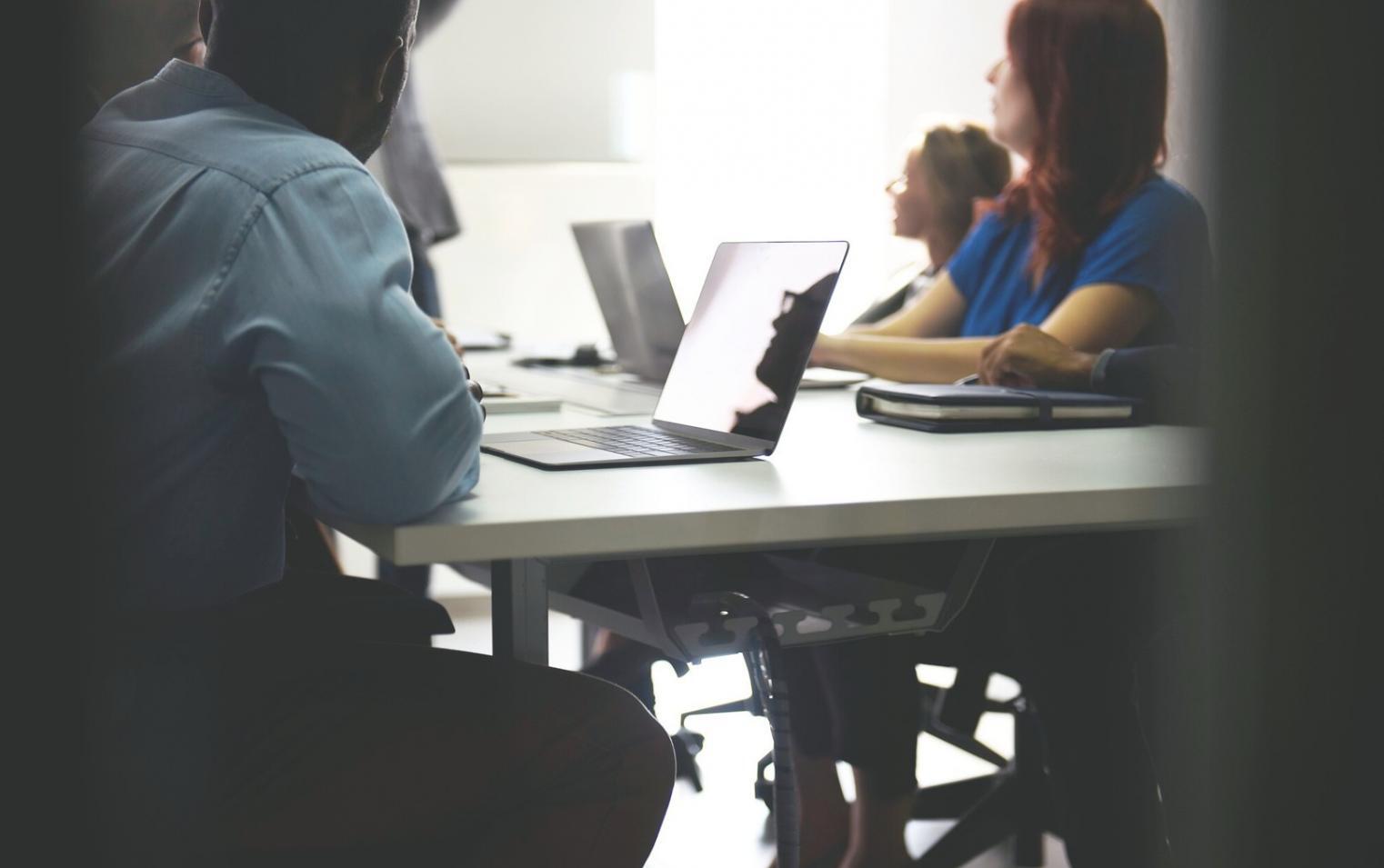 Finanzanalysten bei der Arbeit mit modernen Analysewerkzeugen