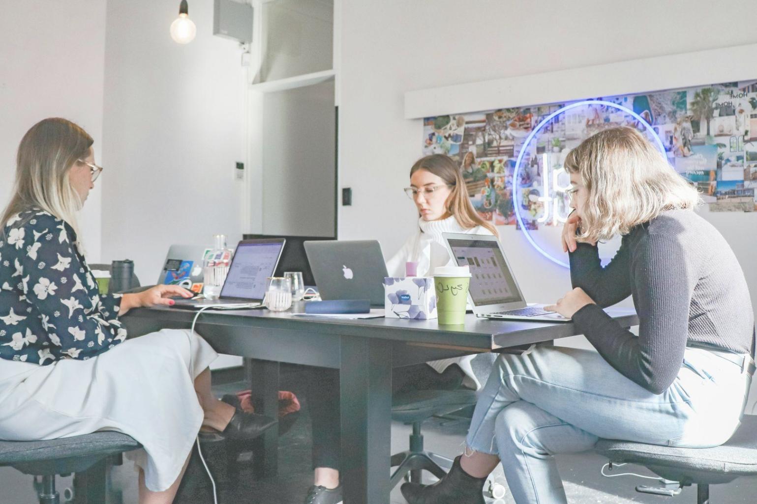 Detaillierte Finanzberichte und Analysedokumente