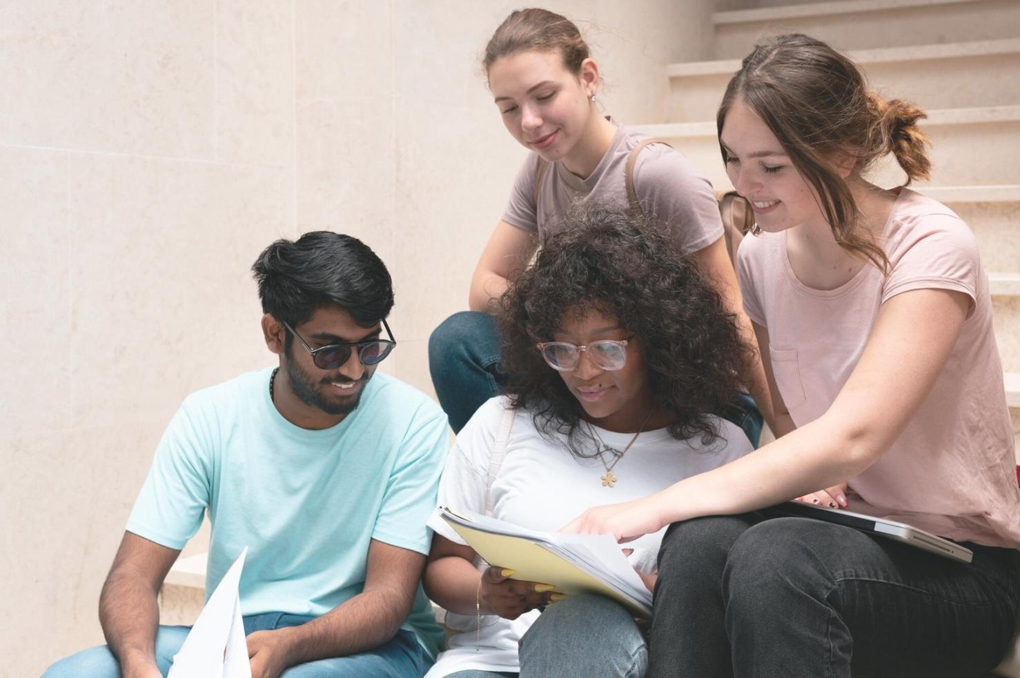 Moderne Büroumgebung für Finanzanalysen